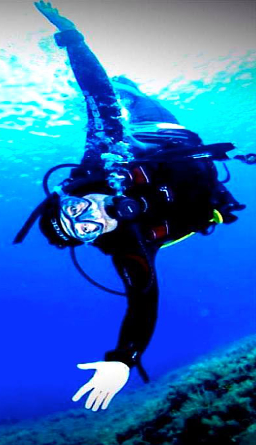 Flavio Insinna in una curiosa inquadratura subacquea presente nel suo sito mentre pare simulare sott'acqua l'atto del volare