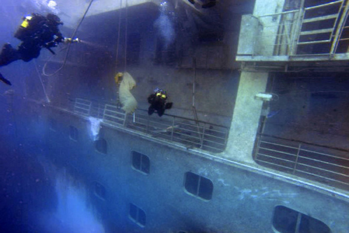 Sommozzatori delle forze dell'ordine al lavoro sul relitto della Concordia