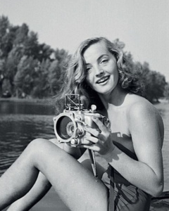 1949, la giovane – appena diciannovenne – Lotte Baierl alla sua prima immersione e caccia fotografica su un ramo morto del Danubio
