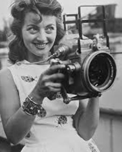 Lotte impugna la sua Rolleimarin, la custodia stagna realizzata secondo le indicazioni di Hass stesso, costruita in serie per la Rolleiflex biottica 6x6. Il suo nome fu riportato sulla custodia stessa.