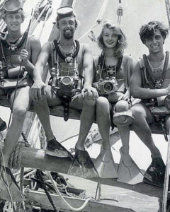 1950 – Mar Rosso – Lotte insieme agli altri membri della spedizione. Ormai è uno di loro! Da sinistra Leo Rohrer (secondo cameraman), Hans Hass, Lotte Baierl e Gerry, Gerald Weidler (subacqueo) con i primi “rebreathers” ad ossigeno (ARO) e le loro fotocamere al collo.