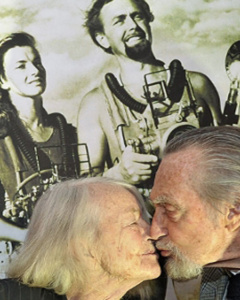 2011, Lotte e Hans alla premiere del film “Das Mädchen auf dem Meeresgrung” tratto dal libro da lei scritto nel 1970, dove racconta, dal suo punto di vista di ragazza, la spedizione in Mar Rosso, con tutto l’entusiasmo di una giovane donna che dopo aver sognato l’avventura si trova lei stessa dentro l’avventura.