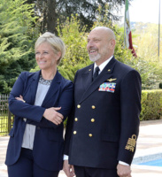 Donatella Bianchi insieme all'ammiraglio di Squadra Giuseppe De Giorgi nel parco-piscina del Circolo Ufficiali della Marina Militare a Roma