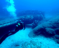 Sott'acqua spesso si trovano anche relitti di aerei e non solo di scafi, navi e sommergibili anche se quest'ultimi, forse, sono molto piu' pertinenti con l'elemento acqua. Questo bombardiere giace in un fondale di soli 30metri e poco lontano dalle mura della "Citadella" di Calvì, le mura storiche del porto corso. Ammarato con solo un motore funzionante, permise di portare in salvo sette dei dieci aviatori sopravvissuti a uno scontro cruento con i caccia tedesca nei cieli di Verona.