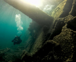 Vista del ponte del relitto del Chrisso, nave da carico affondata, dopo essersi incagliata, a Punta La Greca, a Tavolara, Sardegna.