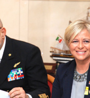 La conduttrice di Lineablu Donatella Bianchi assieme all'ammiraglio di Squadra Giuseppe De Giorgi, attuale capo di Stato Maggiore della Marina Militare del nostro Paese
