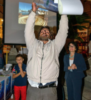 Il vincitore Stefano Frascati alza la coppa