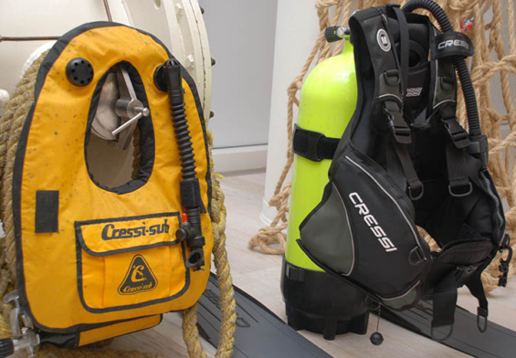 Il GAV anulare a sinistra e il jacket a destra rappresentano 2 ere diverse dell'immersione sportiva autonoma. Ma già prima dell'anulare ce n'era stata un'altra... quella dei bibo a spallacci con busta di nylon a mano!