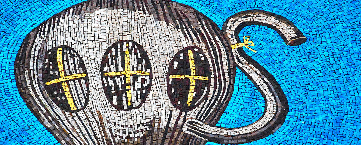 Lo stemma del MAS in mosaico, com'è tradizione artistica a Ravenna