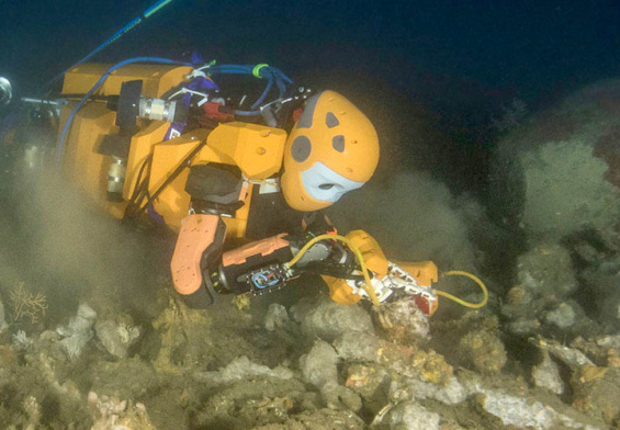 OceanOne Diving Robot sviluppato dalla Stanford University sperimentato in scavo archeologico Subacqueo (Foto T. Seguin DRASSM)