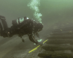 Nell'immagine l'archeologo marino Kevin Martin al rilevamento di alcuni parametri del relitto della Melkmeid. Foto di Johan Opdebeeck