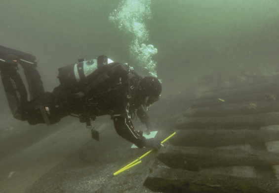 Nell'immagine l'archeologo marino Kevin Martin al rilevamento di alcuni parametri del relitto della Melkmeid. Foto di Johan Opdebeeck