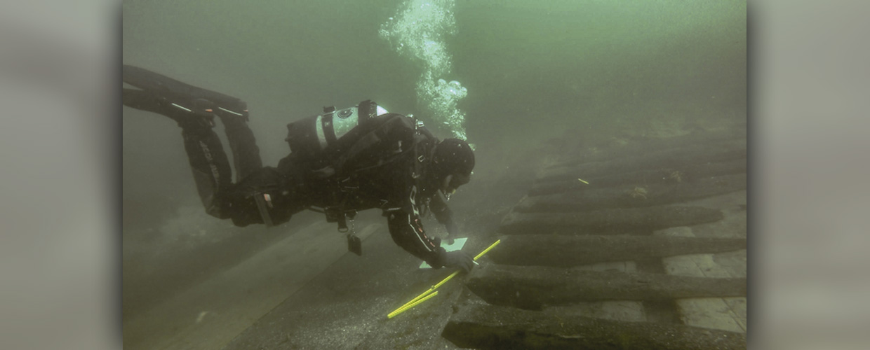 Nell'immagine l'archeologo marino Kevin Martin al rilevamento di alcuni parametri del relitto della Melkmeid. Foto di Johan Opdebeeck