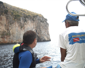 Avvicinandosi al promontorio di Palinuro... Il sub di spalle è Fabio Barbieri, noto esperto, il primo ad aver mappato le grotte della zona, autore di numerose pubblicazioni in tema e contitolare del Centro Palinuro Sub. Né lui, né il suo diving hanno mai avuto problemi e non sono tra i coinvolti in questo incidente