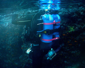 Lo speleosub in foto è Fabio Barbieri, noto esperto della zona, il primo ad averne mappato le grotte, autore di numerose pubblicazioni in tema e contitolare del Centro Palinuro Sub. Né lui, né il suo diving hanno mai avuto problemi e non sono tra i coinvolti in questo incidente