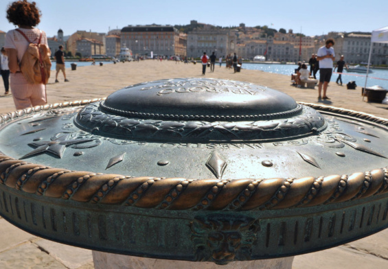 La Rosa dei Venti in cima al Molo Audace a Trieste