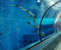 Apneisti con scooter sub in Y-40. L'impianto con piscina più profonda al mondo, ormai simbolo degli apneisti